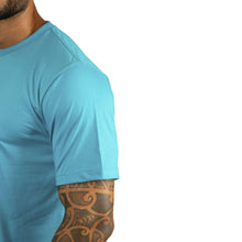 Carregar imagem no visualizador da galeria, Camiseta Masculina Algodão Egípcio Azul Piscina Gola C - Rulce Camisetas
