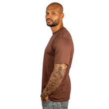 Carregar imagem no visualizador da galeria, Camiseta Masculina Algodão Egípcio Marrom Gola C
